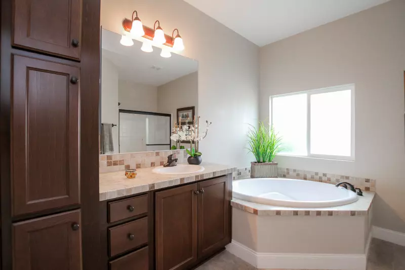 Kingsbrook kb-62 bathroom home features